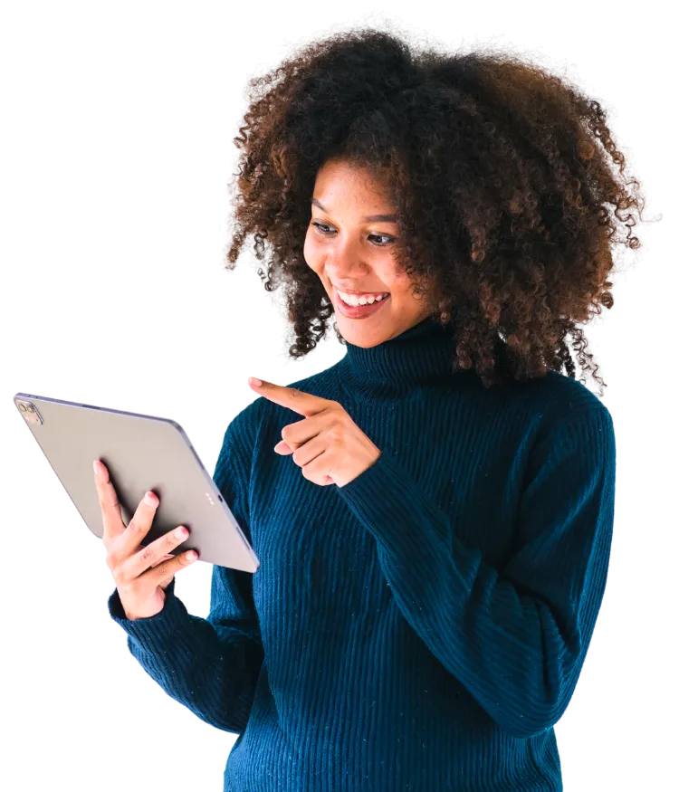 Mulher sorridente apontando para a tela de um tablet.