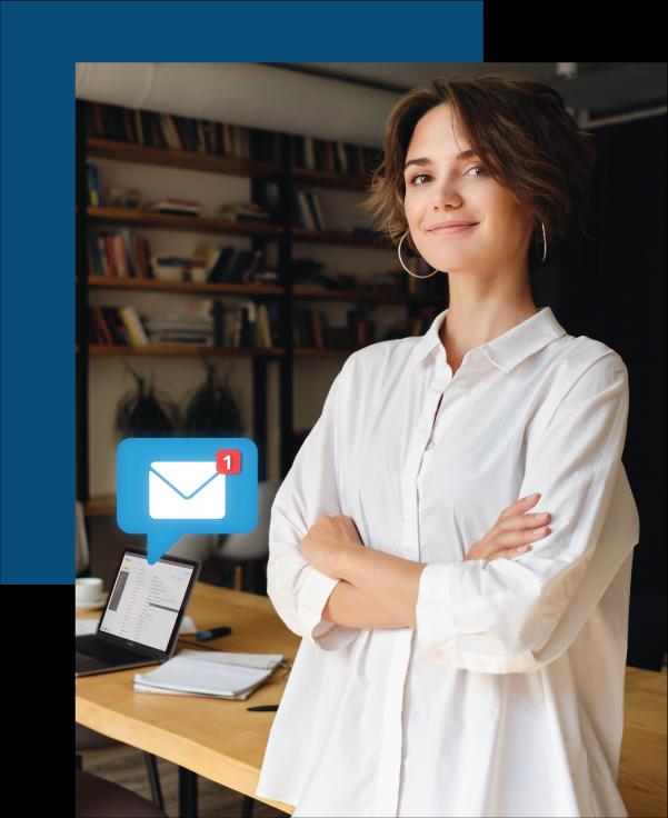E-mail corporativo Task a partir de R$3,90 Imagem de mulher com braços cruzados em um ambiente corporativo, com um notebook em cima de uma mesa em segundo plano