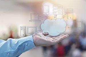 Servidor VPS com alto desempenho para o seu projeto Imagem de uma mão apoiando uma nuvem no ar, simulando conexão à vários dispositivos